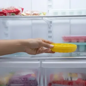 Round Ice Cube Tray with Lid – Easy Release Ice Maker Mold with Handle for Home, Kitchen, Drinks & Parties ( yellow, OS )